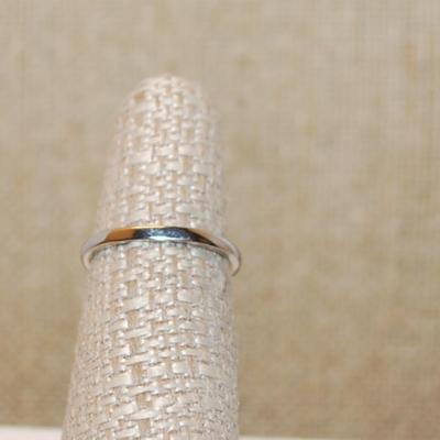 Size 6 PURPLE HEART 3 Prong Stone Ring with 2 Round Clear Stone Sides on a Silver Band (1.9g)