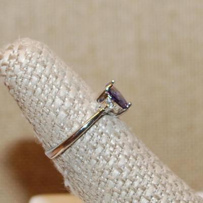 Size 6 PURPLE HEART 3 Prong Stone Ring with 2 Round Clear Stone Sides on a Silver Band (1.9g)
