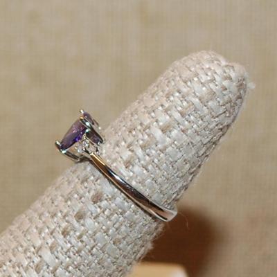 Size 6 PURPLE HEART 3 Prong Stone Ring with 2 Round Clear Stone Sides on a Silver Band (1.9g)