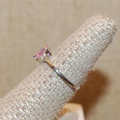 Size 6 PINK HEART 3 Prong Stone Ring with 2 Round Clear Stone Sides on a Silver Band (1.9g)