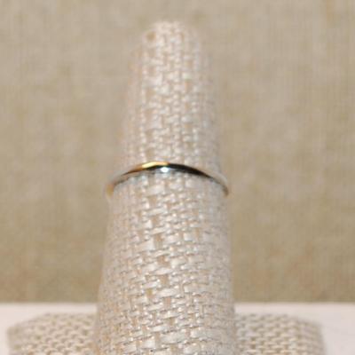 Size 6 PINK HEART 3 Prong Stone Ring with 2 Round Clear Stone Sides on a Silver Band (1.9g)