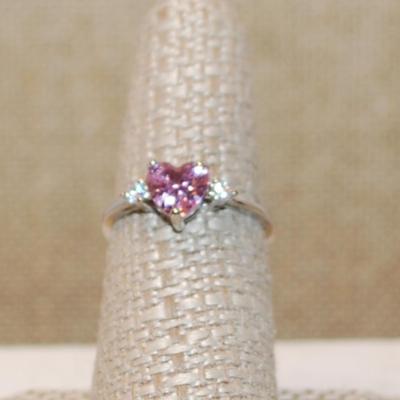 Size 6 PINK HEART 3 Prong Stone Ring with 2 Round Clear Stone Sides on a Silver Band (1.9g)
