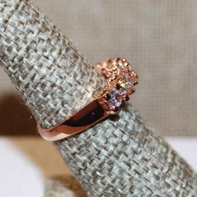 Size 6 Marked .925 Rose Gold Row of 9 Stones Ring on a Silver Filled Band (3.8g)