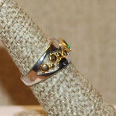 Size 6 Marked .925 Two-Tone Ring with Trillion Cut Green Stone on Silver Band (4.4g)