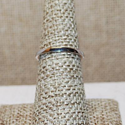 Size 6 Round Clear Main Stone in a Nested Surround Ring with Side Accent Stones & INSIDE Rose Gold Silver Tone Band (3.1g)