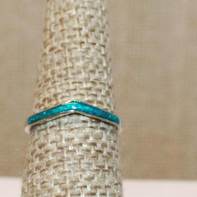 Size 6½ Delicate Aquamarine Enamel "V" Slant Ring on a Silver Tone Band (1.1g)