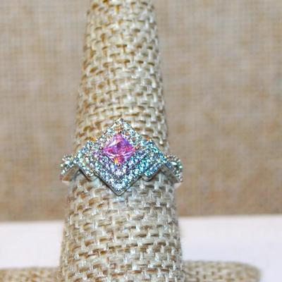 Size 7 Pink Center Main Stone Ring with "V" Layered Side Accents on a Silver Tone Band (2.8g)