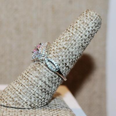 Size 7 Pink Center Main Stone Ring with "V" Layered Side Accents on a Silver Tone Band (2.8g)