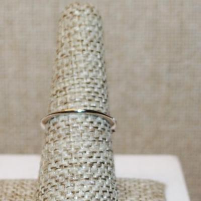 Size 7 Marked .925 Highrise Marquise Cut Stone Ring with 4 Tiny Stone Accents on a Silver Band (2.5g)