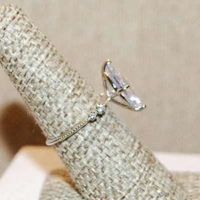 Size 7 Marked .925 Highrise Marquise Cut Stone Ring with 4 Tiny Stone Accents on a Silver Band (2.5g)