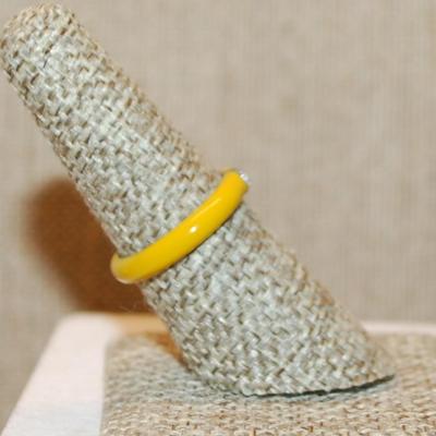 Size 7 YELLOW Enamel Style Ring with a Single Clear Stone (2.3g)