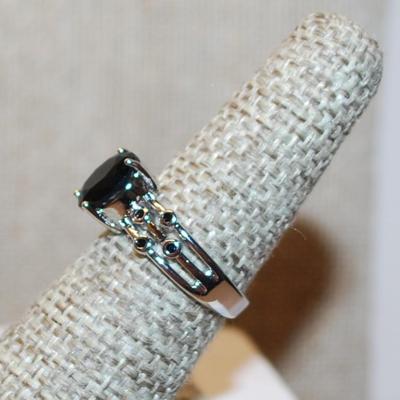 Size 7 BLACK OVAL Stone Ring with 8 Side Black Accent Stones on a Silver Tone Slit Band (3.1g)