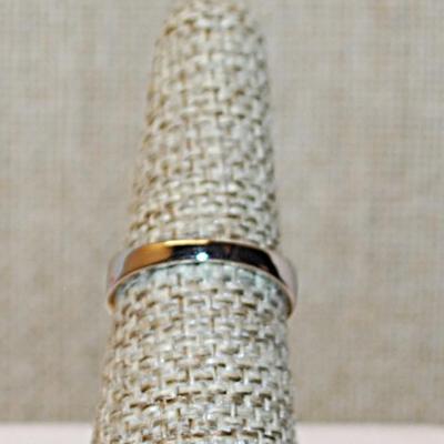 Size 7 BLACK OVAL Stone Ring with 8 Side Black Accent Stones on a Silver Tone Slit Band (3.1g)