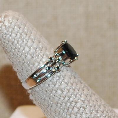 Size 7 All Black Oval Stone Ring with 8 Tiny Encircled Black Stones on a Silver Tone Band ( 3.3g)