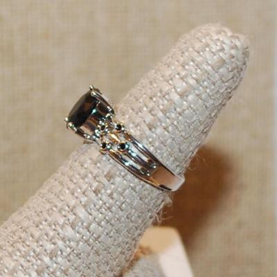Size 7 All Black Oval Stone Ring with 8 Tiny Encircled Black Stones on a Silver Tone Band ( 3.3g)