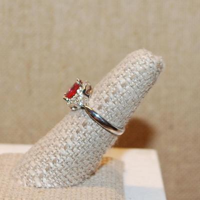 Size 7 Cranberry Colored Oval Main Stone with Clear Stones Surround on a Silver Tone Band (3.3g)