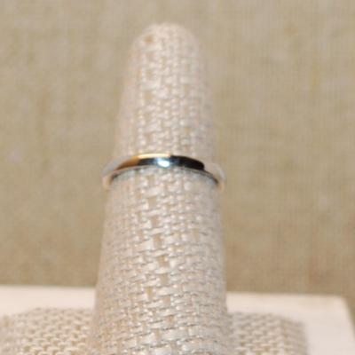 Size 7 Cranberry Colored Oval Main Stone with Clear Stones Surround on a Silver Tone Band (3.3g)