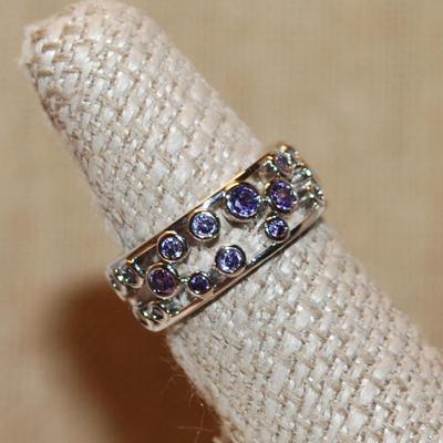 Size 7 Hollowed Infinity Style Setting Ring with Purple Stone "Circles" on a Silver Tone Band (4.6g)