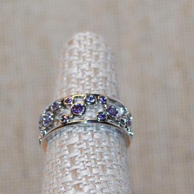 Size 7 Hollowed Infinity Style Setting Ring with Purple Stone "Circles" on a Silver Tone Band (4.6g)