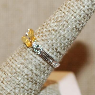 Size 7 Two Tone Gold Front Single Stone Ring with Side Emblem Accents on a Gold Tone Band (2.2g)