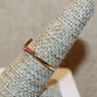Size 7 Marked .925 Delicate DEEP PINK Stones Ring with a "V" Bend on a Silver-Filled Gold Colored Band (1.2g)