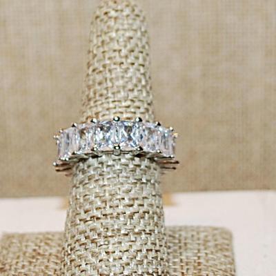 Size 7 Infinity Style Ring with Clear Rectangle "Panels" on a Silver Tone Band (6.6g)