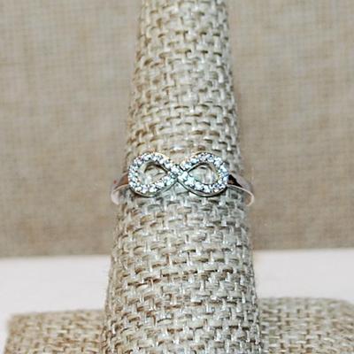 Size 7 Horizontal "Figure 8" Style Ring with Brilliant Tiny Stones on a Silver Tone Band (1.4g)