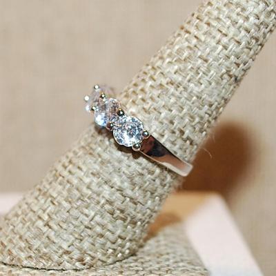 Size 7 Marked .925 Set of 6 Clear Round Stones on a Silver Band (3.7g)