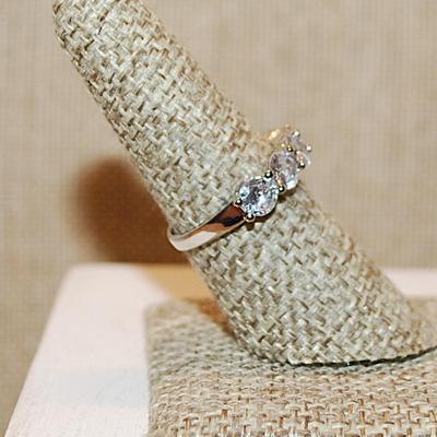 Size 7 Marked .925 Set of 6 Clear Round Stones on a Silver Band (3.7g)