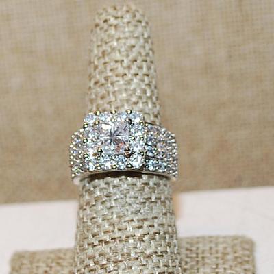 Size 7 Flashy Brilliant Shiny Party Ring with Square Main Stones and 4 Rows of Accent Stones on a Solid Silver Tone Band (8.8g)