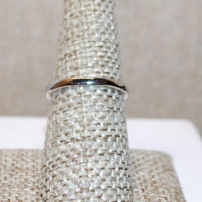 Size 7¼ Marked .925 Oval Clear Main Stone Ring with Side "Clip" Accents on a Silver Band (2.4g)