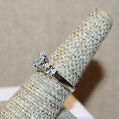 Size 7¼ Marked .925 Oval Clear Main Stone Ring with Side "Clip" Accents on a Silver Band (2.4g)