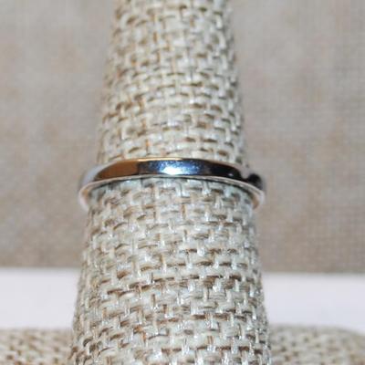 Size 7¼ Transparent Light Blue Round Stone Ring in a Rollercoaster Silver Tone Setting (2.2g)