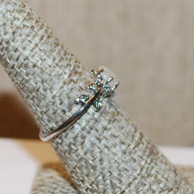 Size 7¼ Iridescent Pearl Style Ring with "Leaves" Side Accents on a Silver Tong Setting (1.6g)