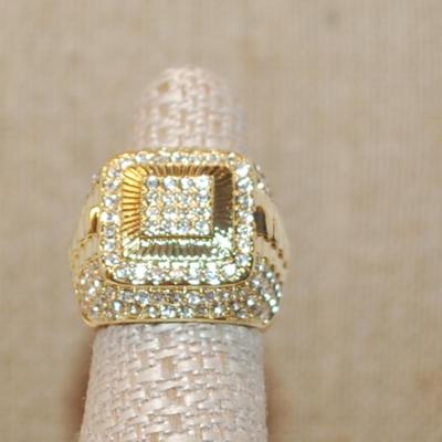 Size 7¼ Large Solid Brilliant Party Style Ring with Lots of Glitter on a Gold Tone Band (17.1g)
