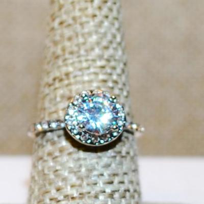 Size 7½ Main Clear Stone on a Circle of Accent Stones Ring on a Silver Tone Band (2.4g)
