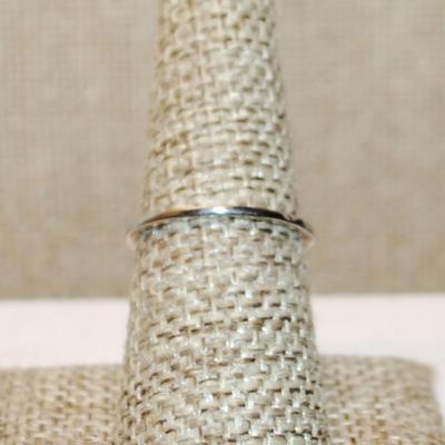 Size 7½ Main Clear Stone on a Circle of Accent Stones Ring on a Silver Tone Band (2.4g)