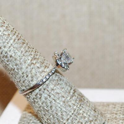 Size 7½ Main Clear Stone on a Circle of Accent Stones Ring on a Silver Tone Band (2.4g)