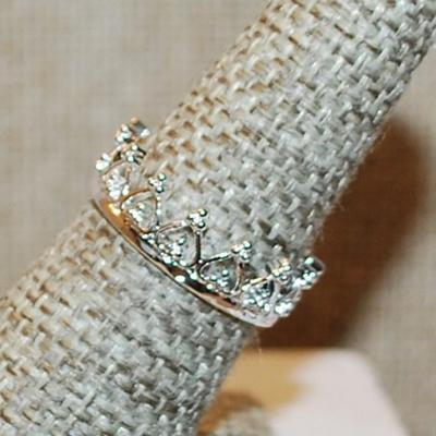 Size 7½ Infinity Styled CROWNED Setting on a Silver Tone Band (2.5g)
