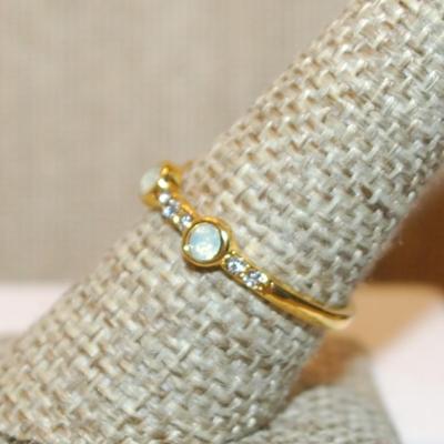 Size 7½ Opal-Style 3 Opaque Round Stones Ring with Clear Stones in Between on a Gold Tone Band (1.5g)