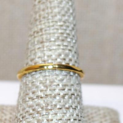 Size 7½ Opal-Style 3 Opaque Round Stones Ring with Clear Stones in Between on a Gold Tone Band (1.5g)