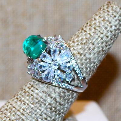 Size 7½ Large Pyramid Cut Green Main Stone & Glitter Flower Petals Side Accents on a Silver Tone Band (8.9g)