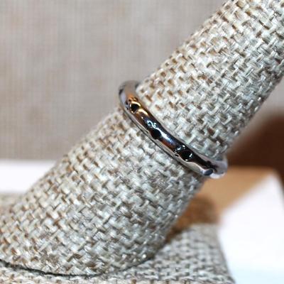 Size 7½ "Doggie Paw Prints" Ring with a Silver Tone Band (1.7g)