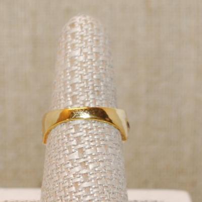 Size 7½ Swirled Chain Link Two-Toned Setting Ring & 2 Lines of Clear Stone Accents on a Gold Tone Band (4.2g)
