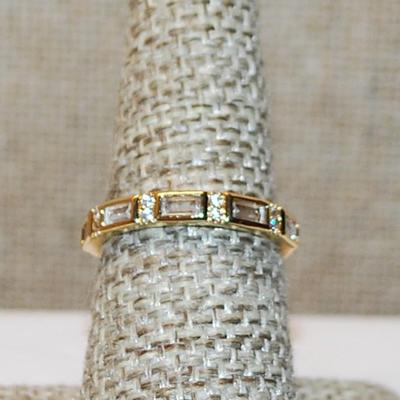 Size 7½ "Gold-Lined" Set of 5 Square Stones Ring with Clear Stones In Between on a Gold Tone Band (2.1g)