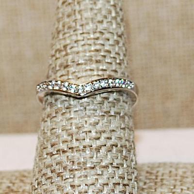 Size 7½ Marked .925 Delicate Half Infinity Ring with a Single Row of Clear Stones on a Slight "V" Shaped Silver Band (1.9g)