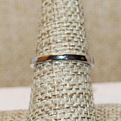 Size 7½ Marked .925 Delicate Half Infinity Ring with a Single Row of Clear Stones on a Slight "V" Shaped Silver Band (1.9g)