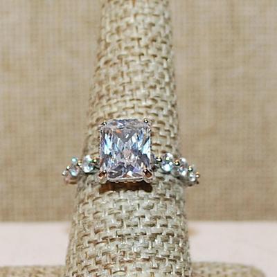 Size 7½ Hi-Rise Clear Rectangle Stone Ring with 10 Side Accent Stones on a Silver Tone Band (3.9g)
