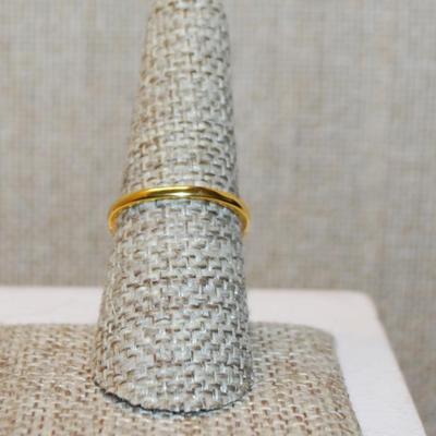 Size 7¾ Round Clear Stones 8 in a Row Ring on a Gold Tone Band (1.3g)