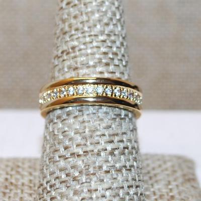 Size 8 Half Infinity Style Ring with Clear Stone Middle Inlay on a Gold Tone Band (4.1g)